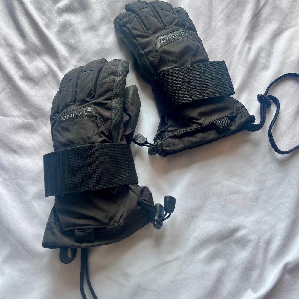 Dakine Kid’s Black Insulated Snowboard Gloves with Wristguard